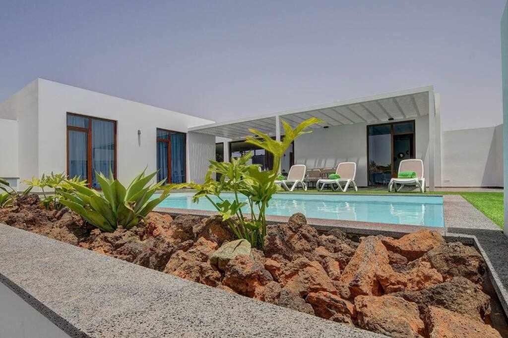 Villa Ponzos Chalet Independiente Y Privado Triquivijate Luaran gambar